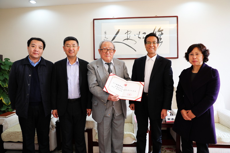 局长马继祖来校慰问"全国离退休干部先进个人"胡振华教授-中央民族