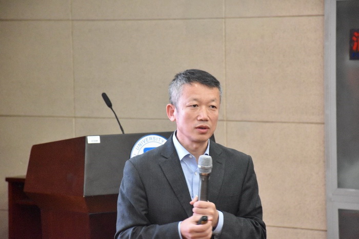 讲座伊始,郭广文提出了"专业能力强"和"人际关系好"哪个对职场升职更